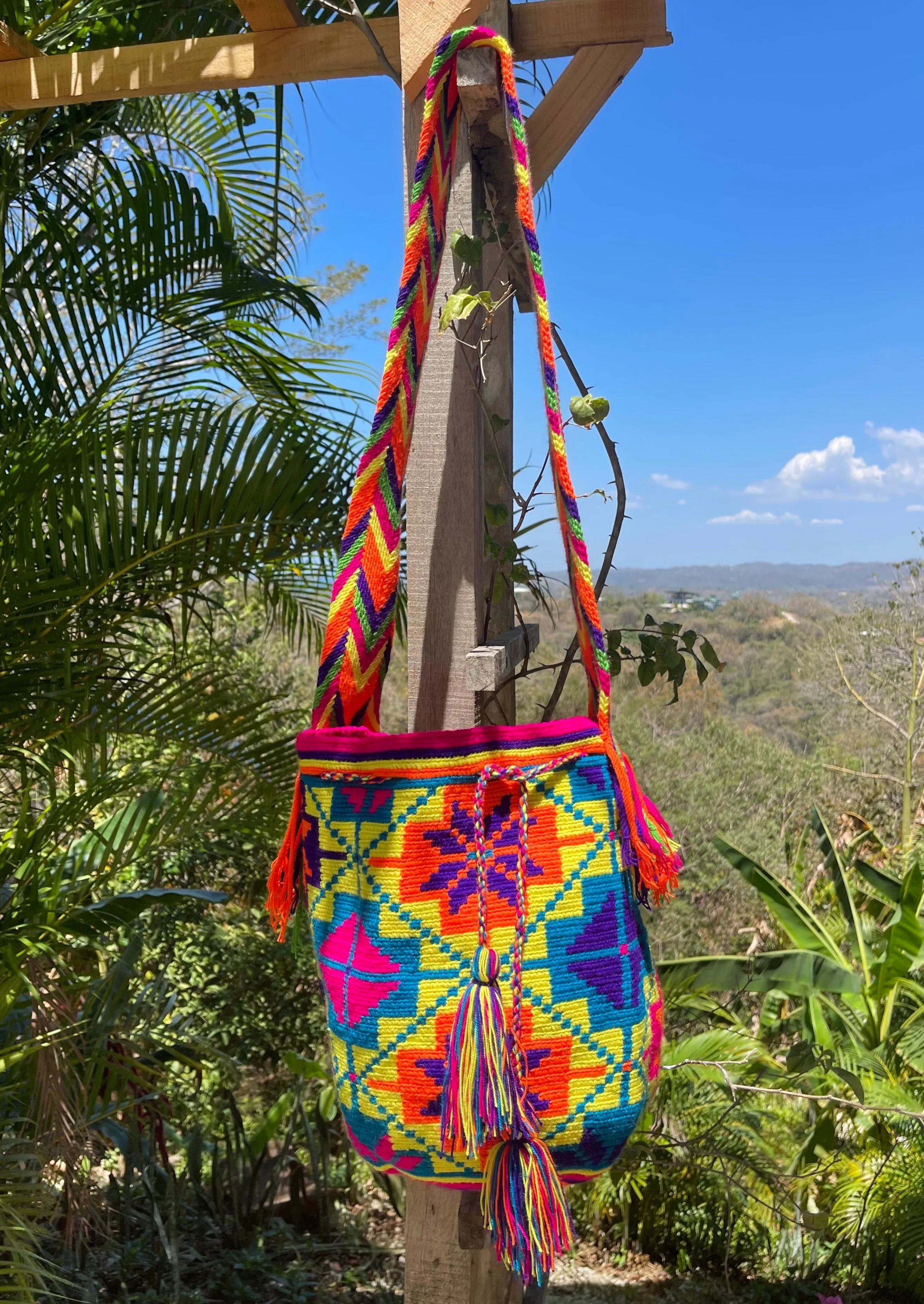 Bold Floral Geometric Design Mochila