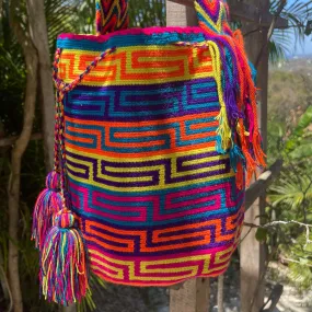 Bold Snaking Geometric Design Mochila