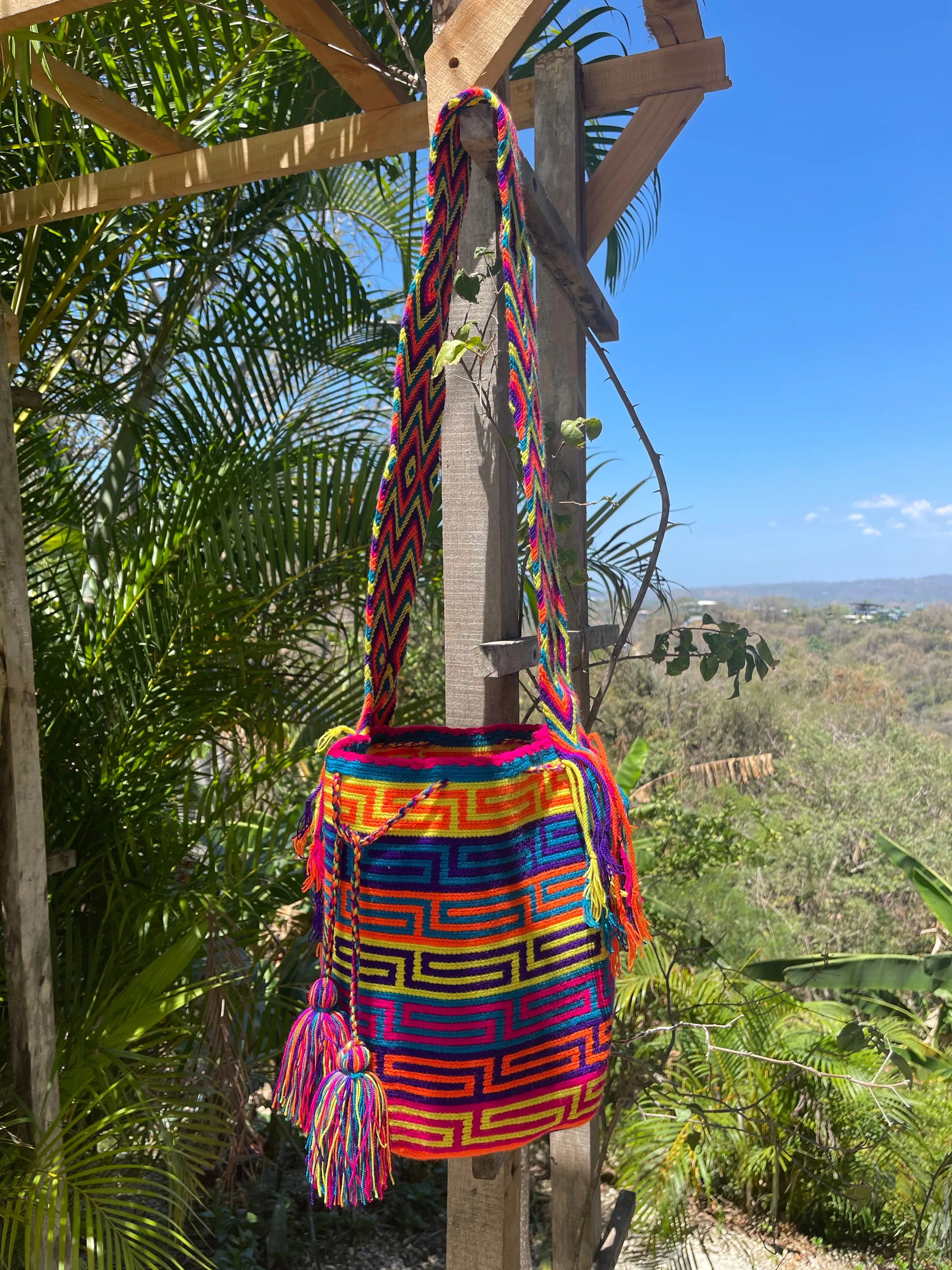 Bold Snaking Geometric Design Mochila