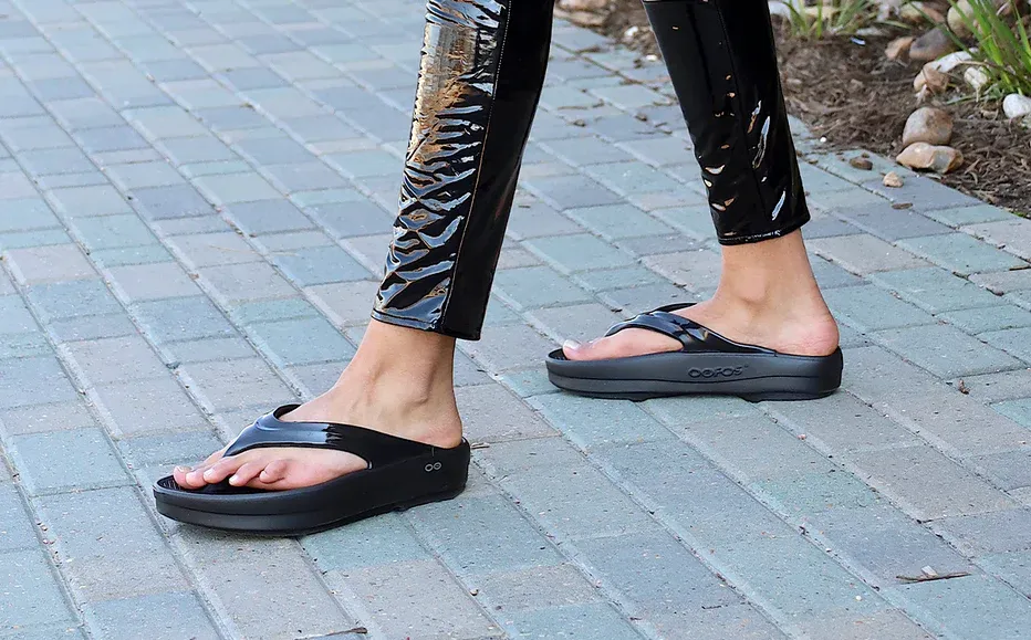 Oofos OOmega Sandal